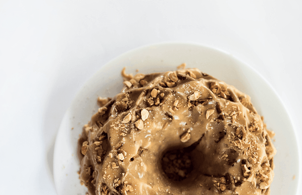 Hausgemachtes Dessert mit Karamell und Nüssen