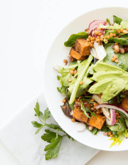 Gemischter Salat mit Avocado, Rote Bete und Kräutern