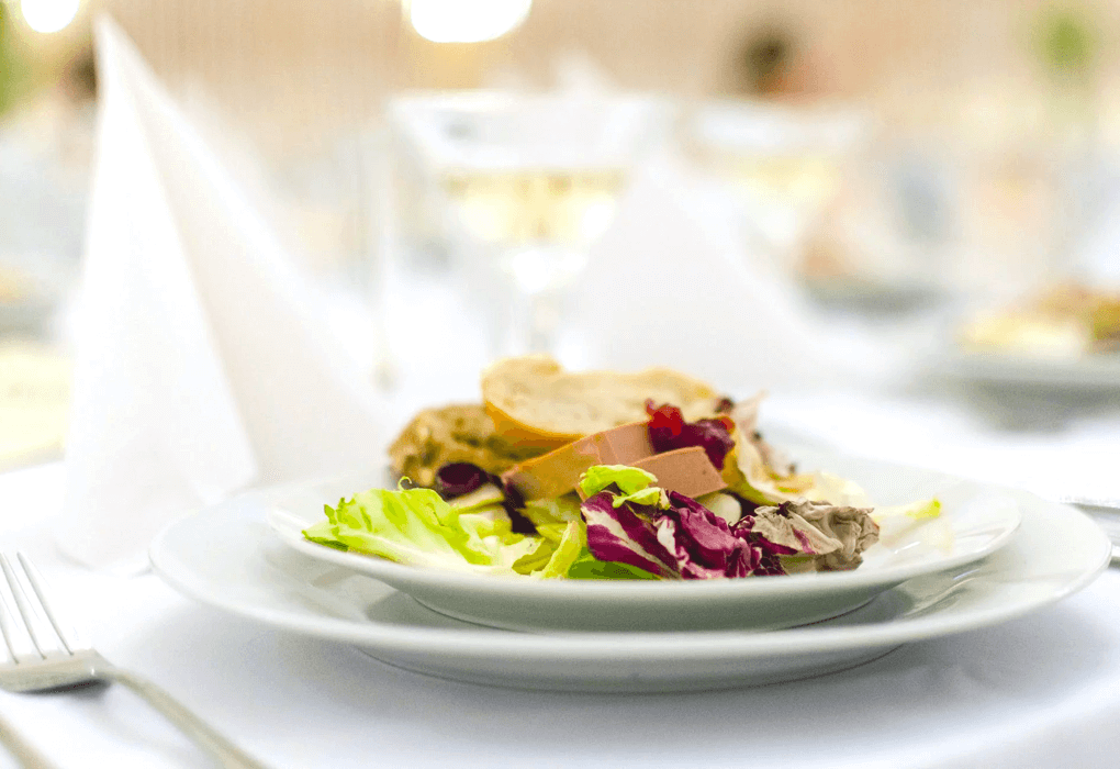 Gedeckter Tisch im Private Room mit angerichteter Vorspeise