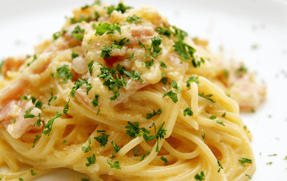 Tagliatelle mit Sahnesauce und Kräutern