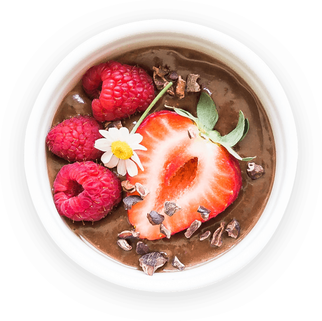 Dessert mit Beeren und Erdbeere in einer weißen Schale