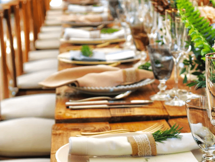 Festlich eingedeckte lange Tafel für eine private Feier im Da Zio